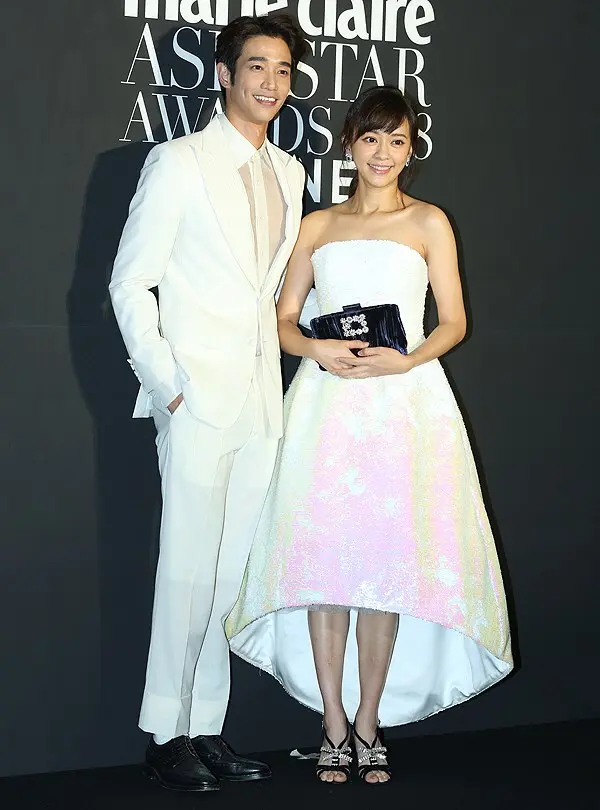 Liu Yihao and Chen Yihan appeared sweetly in the "white couple outfits ...