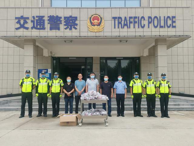 任丘市美术家协会携手市医院向交警赠送预防性中药