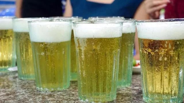到河内绝不要错过喝一杯河内生啤，还有那绿色微透明的生啤专用杯