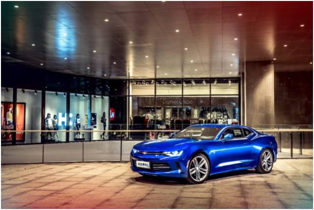 “大黄蜂”开启赛道模式，感受贴地飞行的快感｜试驾全新科迈罗RS