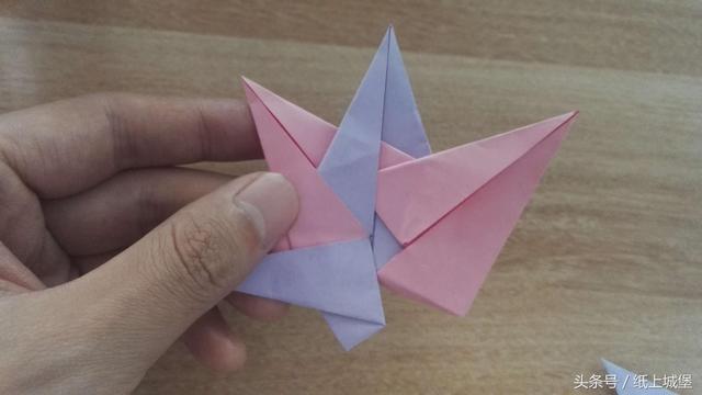 怎么用折星星的纸做其他东西，DIY五角星纸花的方法