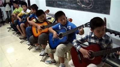 学吉他的最佳年龄，儿童几岁学习吉他最好（十种常见乐器的最佳学习年龄分析）