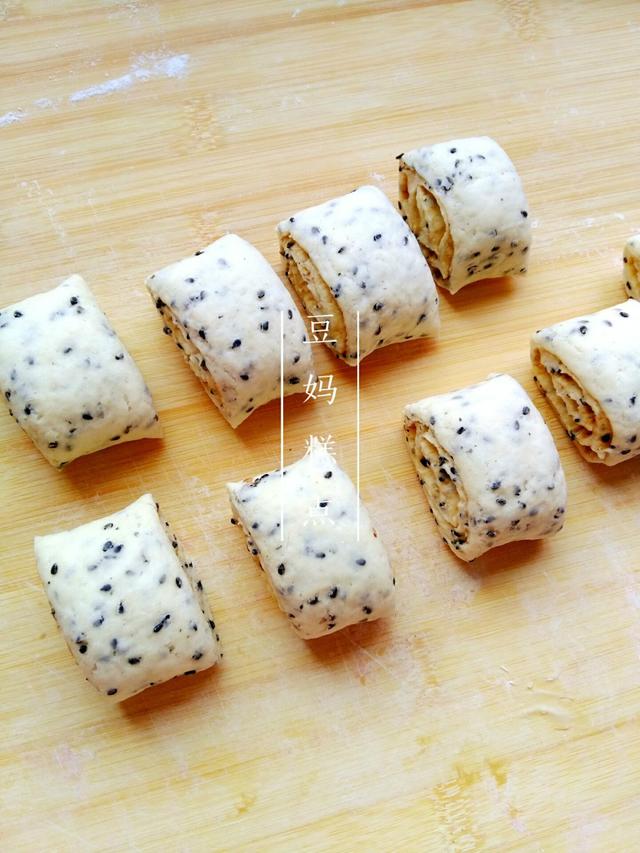 黑芝麻的另類吃法，芝麻醬花生醬做成卷子濃濃香 熱愛美食 第7张