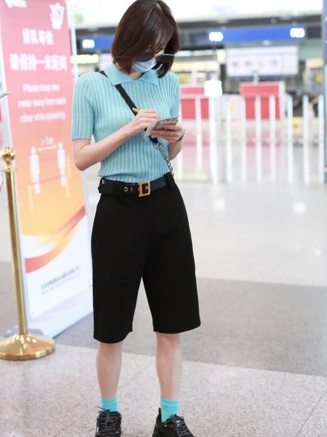 王麗坤穿著簡約大方，白色T恤搭配藍色闊腿褲，私服穿搭太顯氣質 娛樂八卦吃瓜 第2张
