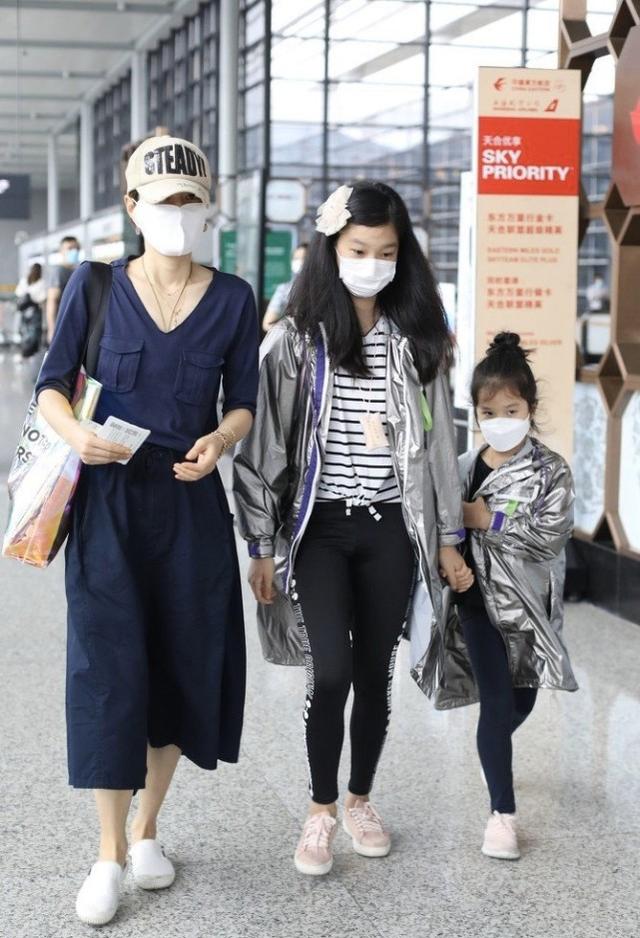 馬伊琍帶女兒旅行，和女兒相處像朋友，倆女兒戴口罩能看出顏值高 娛樂八卦吃瓜 第5张