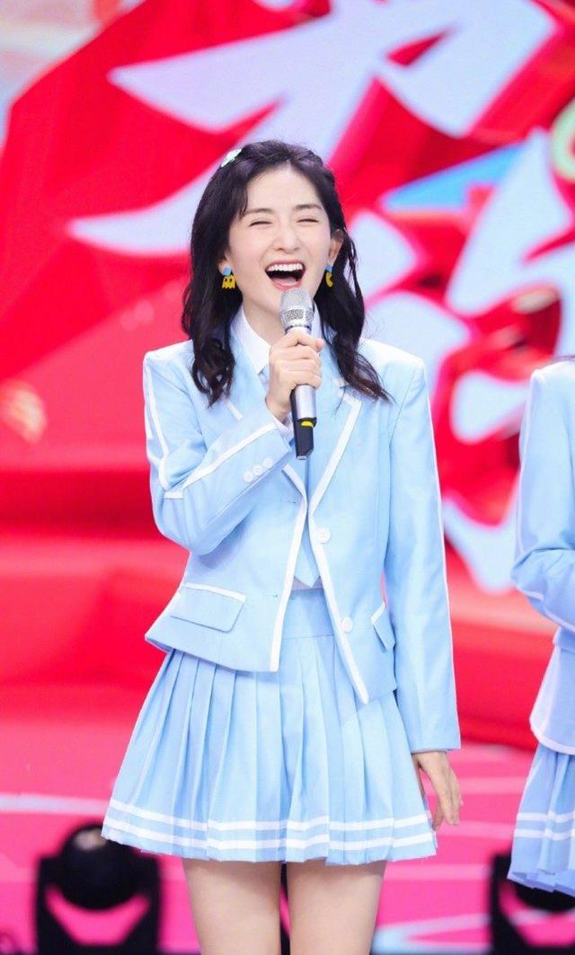 謝娜一身運動風亮相節目！泡麵頭搭配彩色發圈，青春活力好似少女 娛樂八卦吃瓜 第6张
