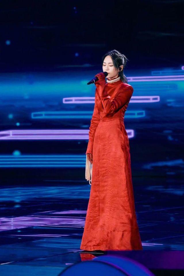 35歲周筆暢玩轉個性穿搭，穿紅色宮廷紅裙裝登台，釋放酷感女人味 娛樂八卦吃瓜 第2张