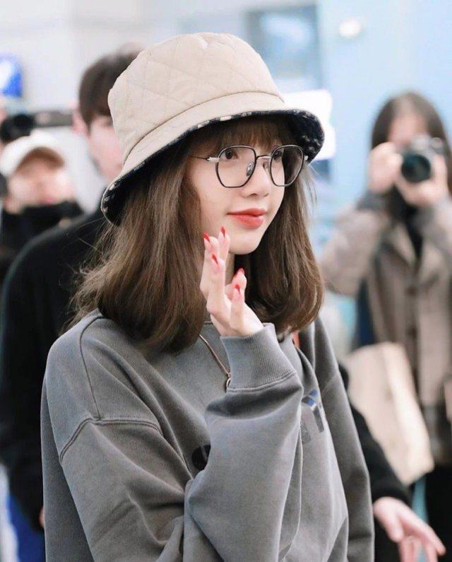 Lisa私服街拍照太吸睛，身穿一身灰色休閒裝，真是隨性又慵懶 娛樂八卦吃瓜 第3张