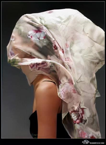 大方巾的系法图解女生（8种方形丝巾的系法）