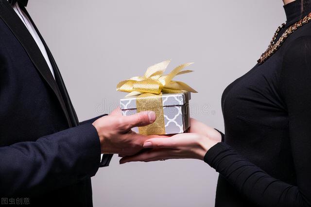 女生过生日送什么礼物比较好？ 情人节送什么礼物给女朋友