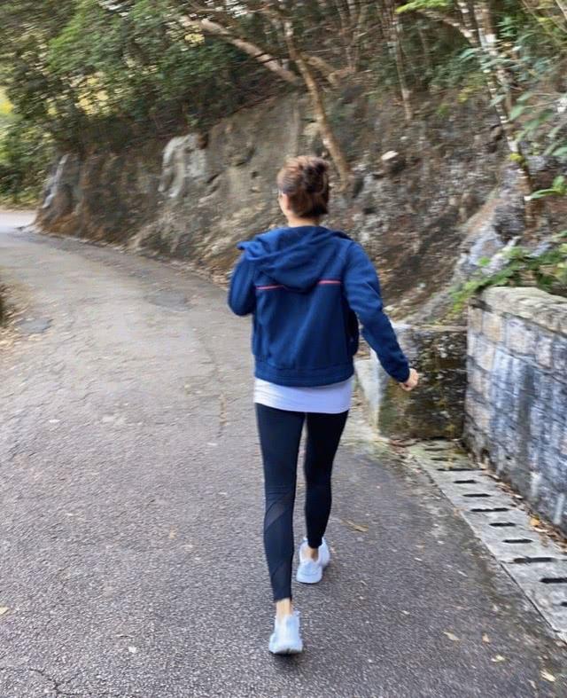 黎姿曬運動背影照片，穿短背心配高腰健身褲，一身肌肉哪像49歲？ 娛樂八卦吃瓜 第8张