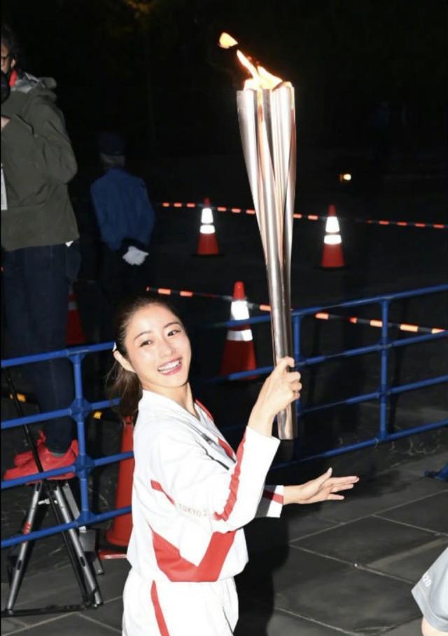 石原里美成奧運傳遞大使，現身公園傳遞火炬，笑起來超甜美 娛樂八卦吃瓜 第2张