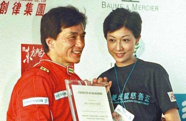 同樣是成龍的孩子，為啥房祖名坐擁220億財產，小龍女卻淪落街頭 娛樂八卦吃瓜 第8张