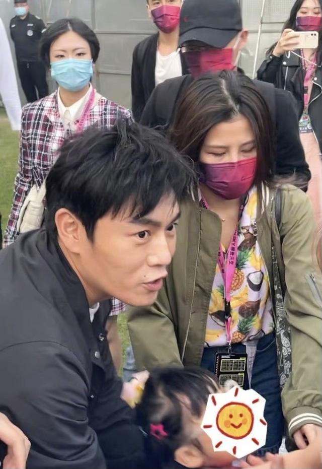 53歲伊能靜心態不老，穿撞色抹胸裙大玩音樂，秦昊反而像長輩 娛樂八卦吃瓜 第9张