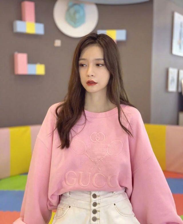 沈夢辰曬照撞臉Angelababy？穿​粉衛衣配短褲秀美腿，海濤好眼光 娛樂八卦吃瓜 第4张