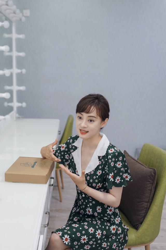 「娘娘」孫儷留長發！罕見曬照長發挽起溫婉淑女，網友：換風格了 娛樂八卦吃瓜 第1张