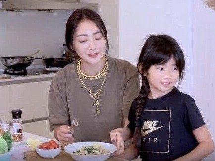 曹格女兒長大了！和媽媽一起下廚乖巧又聽話，褪去嬰兒肥更像爸爸 娛樂八卦吃瓜 第4张