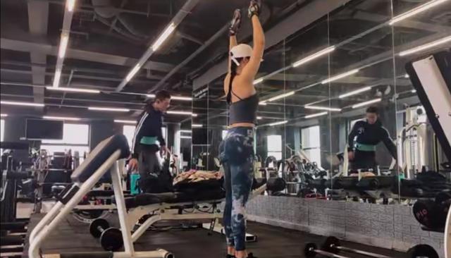 C羅最美前女友，衣架子身材的她表現力十足，氣質直角肩性感撩人 街拍正妹 第5张