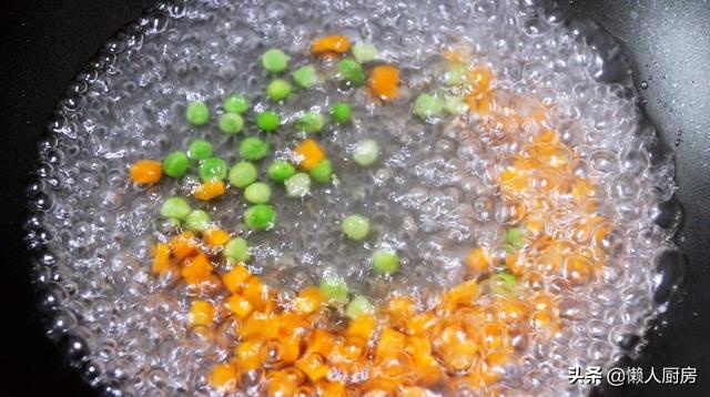 蛋炒飯該怎麼炒？這是電視中女廚師的做法，吃貨總裁被一碗飯降服 熱愛美食 第10张