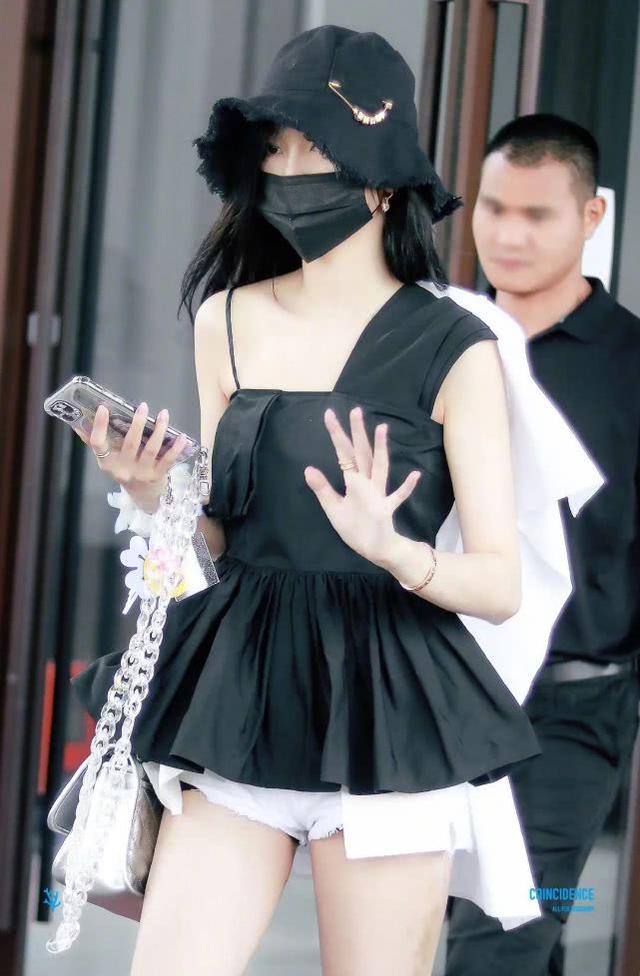 吳宣儀穿搭太大膽！不對稱束腰上衣搭白色短褲，下衣失蹤長腿矚目 娛樂八卦吃瓜 第1张