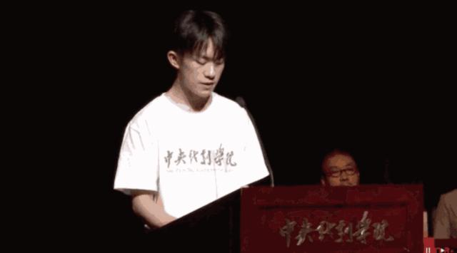 易烊千璽媽媽曾是打工妹，為培養兒子辭去工作，丈夫鄰居都不理解 娛樂八卦吃瓜 第6张