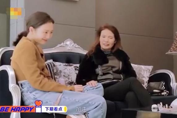 王鸥妈妈综艺首秀！装扮时尚颜值不输女儿，穿着打扮洋气颜值超高