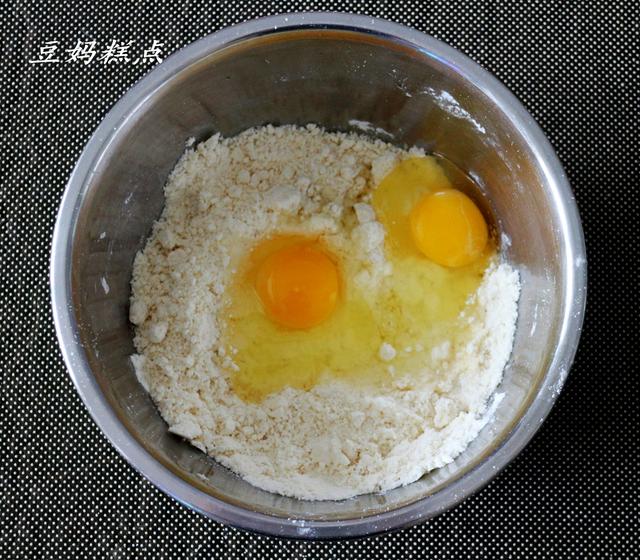 這糕點15元一斤，商場過年賣得火熱！自己在家做，照樣口口酥脆 熱愛美食 第8张