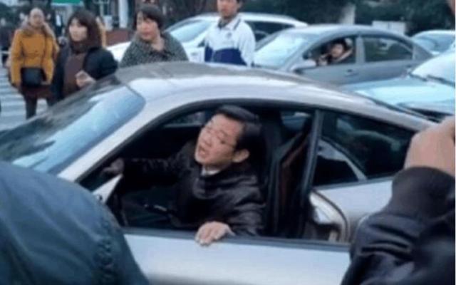 黃家駒念成「黃家狗」，只為博得觀眾一笑，卻毀掉自己的職業生涯 娛樂八卦吃瓜 第10张