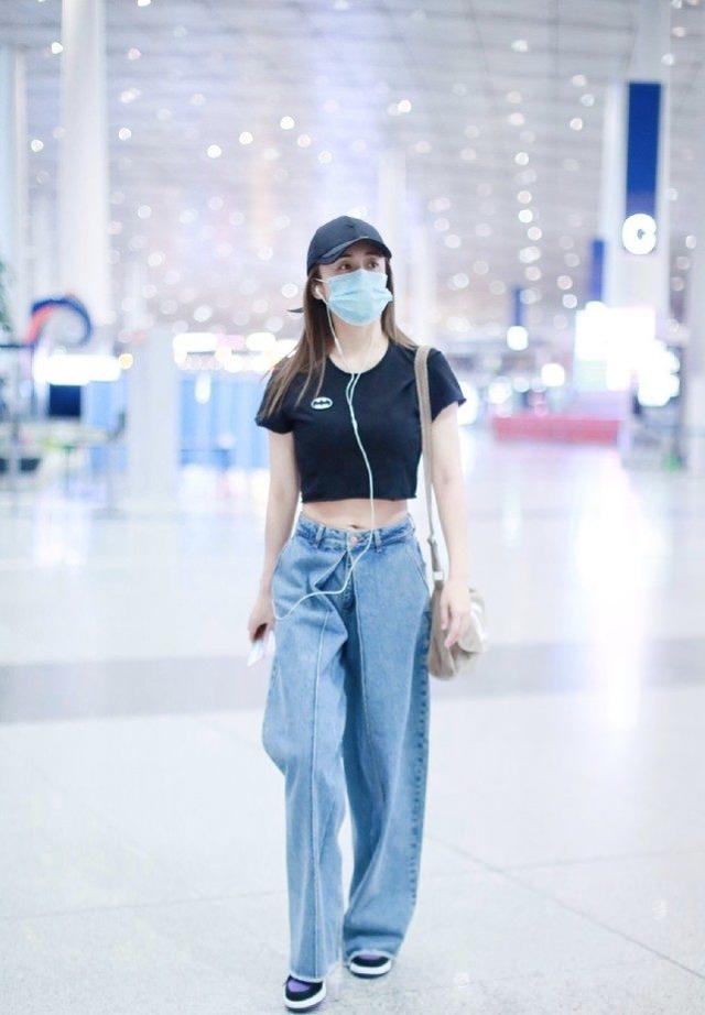 鄭鈞嬌妻劉芸走機場，穿超短露臍裝秀小蠻腰，不愧「性感小辣椒」 娛樂八卦吃瓜 第5张