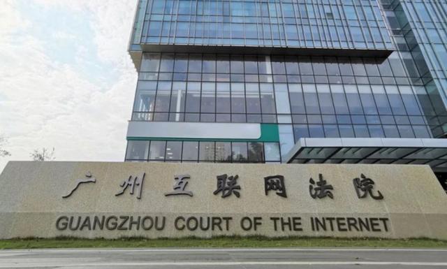 男子状告小18岁前女友：“她在我公司微信群发我裸照！还辱骂我，群里有500人”