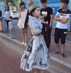 笑死我了，在高鐵上遇到了一個脫鞋的小姐姐，我用行動糾正了她 搞笑整蠱 第30张