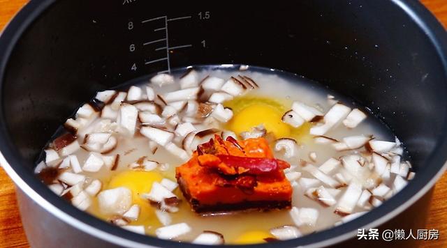 這是懶人燜飯的做法，大米里加一塊火鍋底料，打入3個雞蛋 熱愛美食 第11张