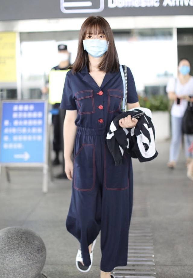 柳岩生活中太顯低調！穿睡衣風連體褲配平底拖鞋出街，沒有明星范 娛樂八卦吃瓜 第5张