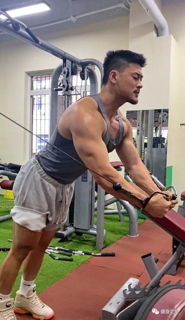 重慶「肌肉巨無霸」小哥，肌肉線條清晰，又酷又man，帥到飛起 健身減肥達人 第9张