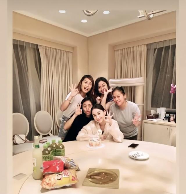何超蓮參加好友婚禮，「白富美」們的聚會，賭王千金生來就是贏家 娛樂八卦吃瓜 第1张