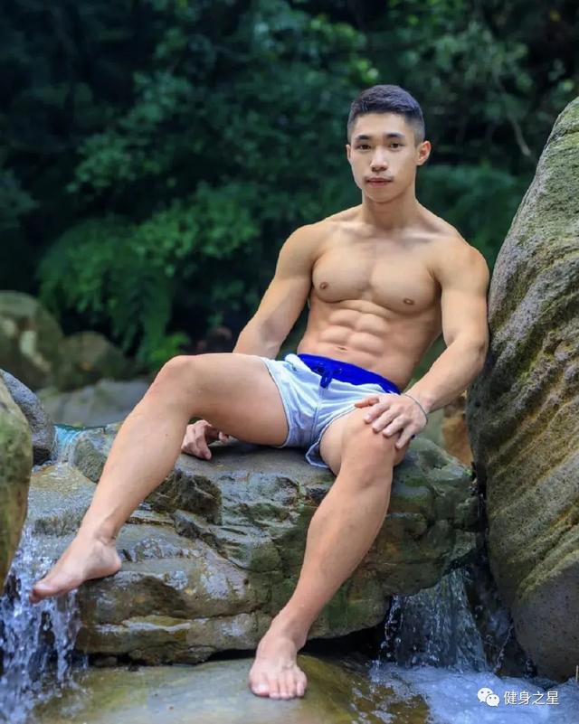 23歲鮮肉教練秀身材，飽滿胸肌深刻鯊魚線，這實力藏不住了 健身減肥達人 第1张
