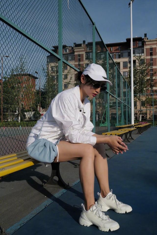 何雯娜曬娃近照，女兒小小一隻神似爸爸梁超，當媽後何雯娜更會美 娛樂八卦吃瓜 第7张