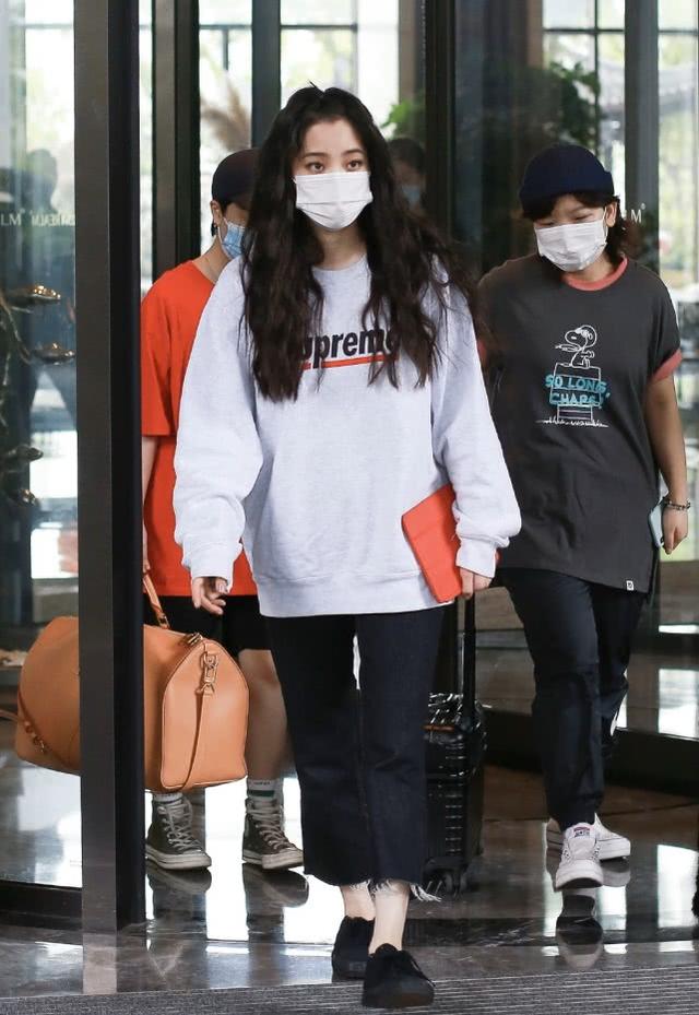歐陽娜娜現身活動，穿露肩波點連衣裙甜美可愛，圓圓嬰兒肥更減齡 娛樂八卦吃瓜 第6张