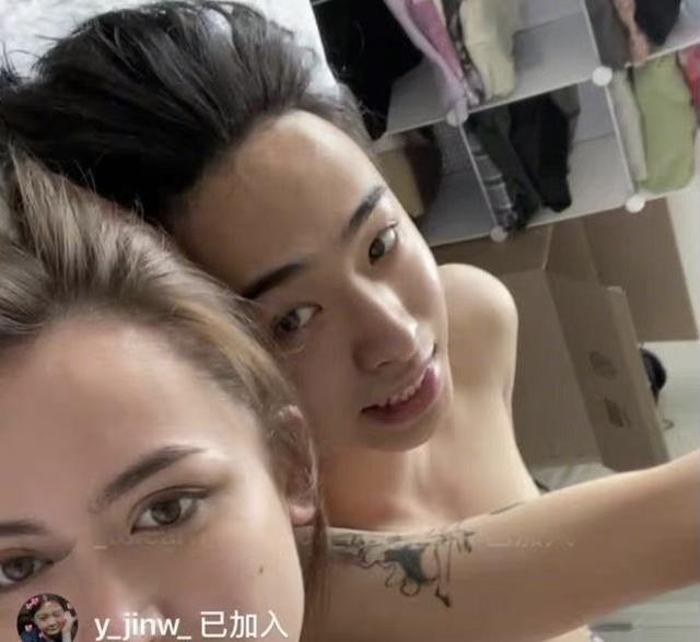 伊能靜兒子半裸上身和女生床上直播，倆人行為親密，真放飛自我 娛樂八卦吃瓜 第1张