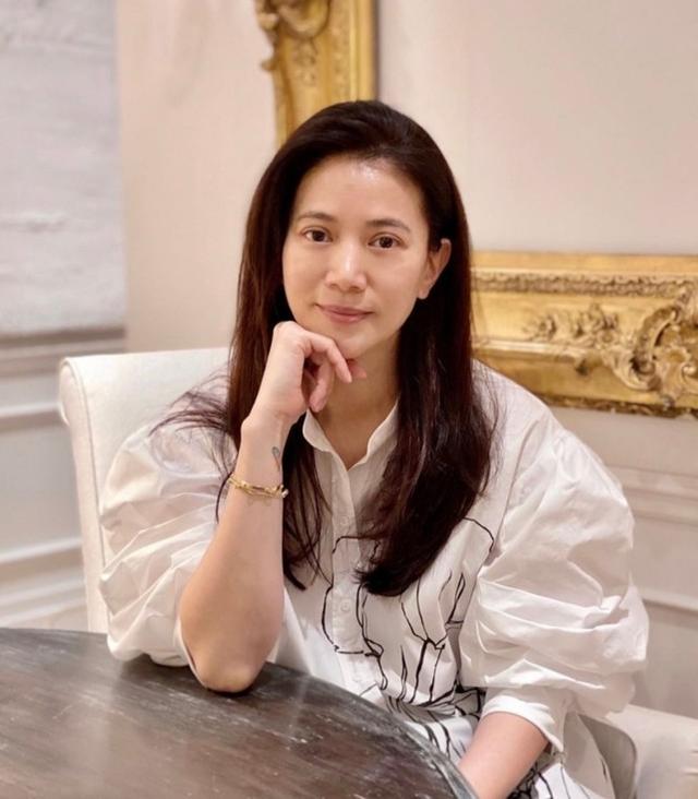 袁詠儀微博曬朋友聚會照，一身白襯衫披長發減齡十足，素顏依舊美 娛樂八卦吃瓜 第3张