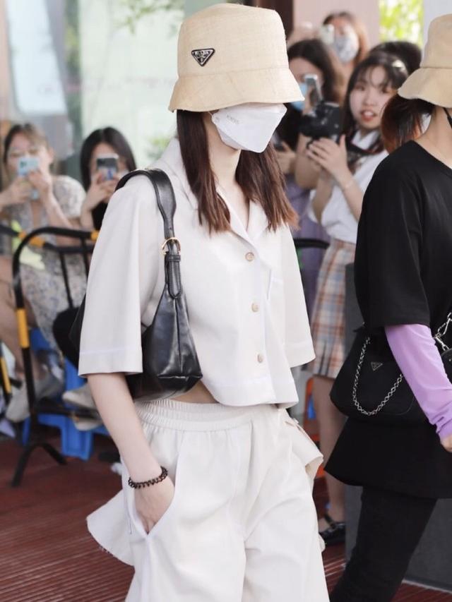 孟美岐私服照簡約大氣！漁夫帽搭配黑色涼鞋，清爽隨性更顯氣質 娛樂八卦吃瓜 第2张