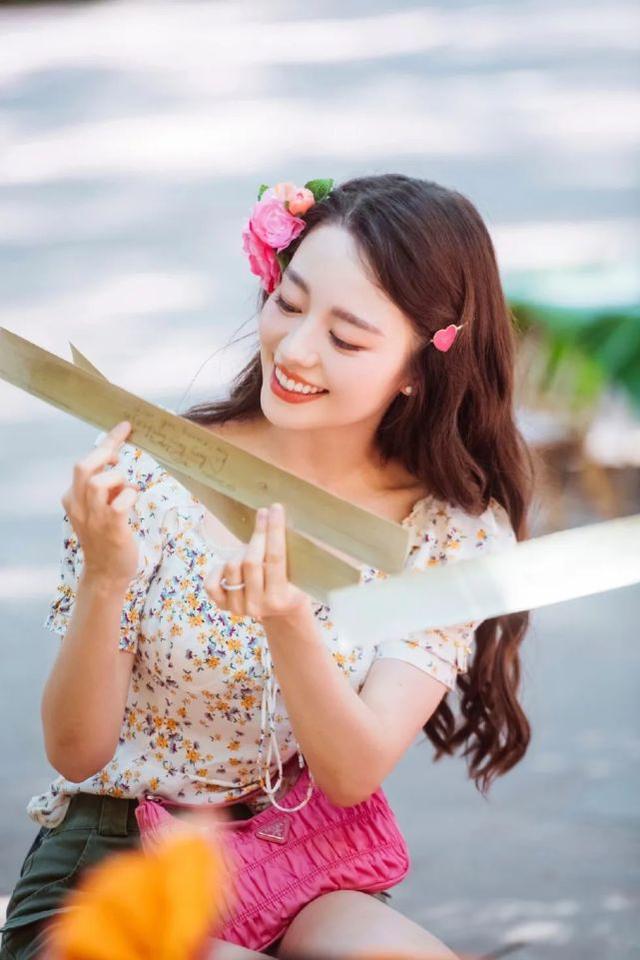 吉娜化身傣族姑娘太嬌俏！穿粉色民族衣秀「3D」身材，楚楚動人 娛樂八卦吃瓜 第6张