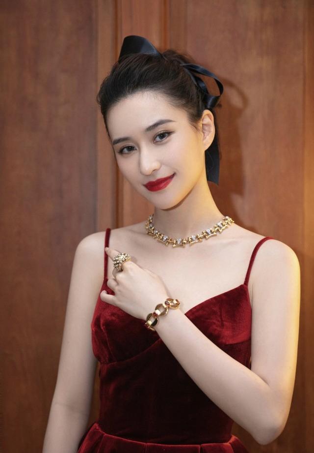 何超蓮參加好友婚禮，「白富美」們的聚會，賭王千金生來就是贏家 娛樂八卦吃瓜 第4张