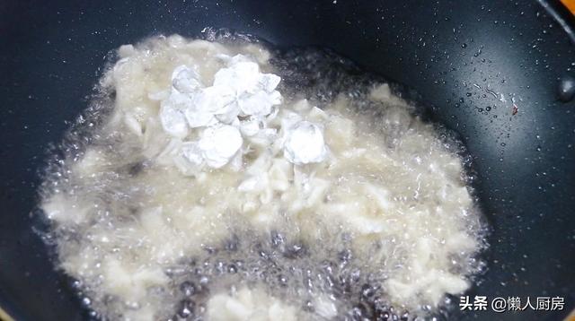 魚鱗別再扔掉了，它營養豐富，4斤重的草魚能刮下多少魚鱗？ 熱愛美食 第13张