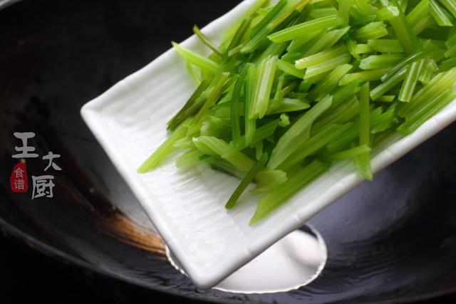 芹菜炒腰果的家常做法简单又好吃，健康又好吃的小菜
