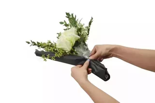 花束包装纸的折叠法图解 花泥插花花束包装教程