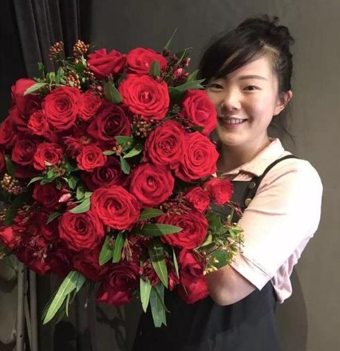 情人节送女孩什么礼物祝大家七夕情人节快乐，鲜花送给朋友们，拿走送给自己