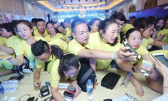 微商金字塔崩塌：普通代理消耗朋友 财富属金字塔尖