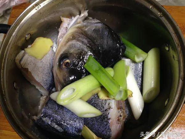 花鲢鱼头炖豆腐，花鲢鱼头豆腐汤的正宗做法（鱼肉鲜嫩豆腐细腻入味）