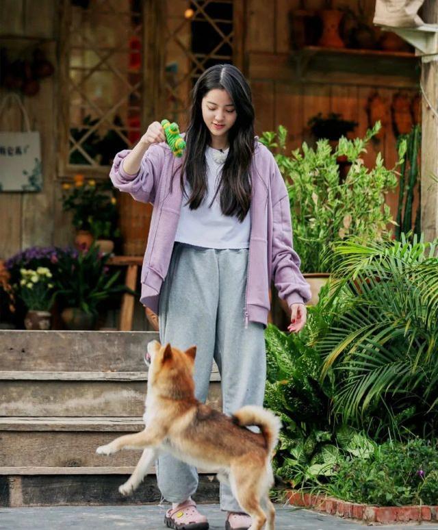 歐陽娜娜「鄉村style」上節目，穿T恤配牛仔褲，麻花辮太接地氣 娛樂八卦吃瓜 第4张